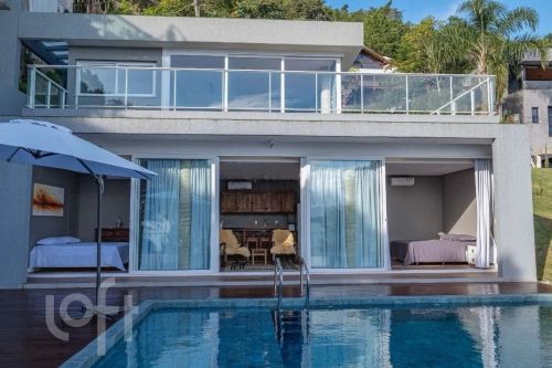 Casa à venda em Sambaqui com 680 m², 6 quartos, 5 suítes, 6 vagas