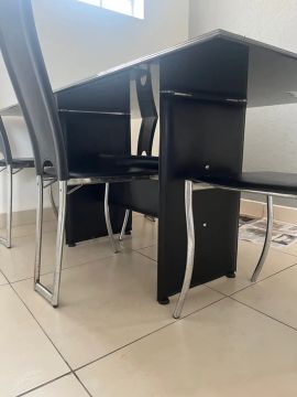 Mesa de jantar em vidro preto