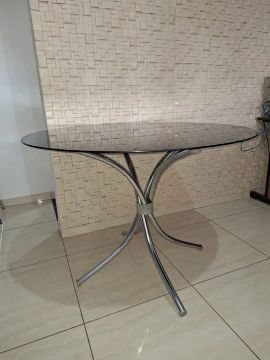 Mesa de inox e tampo de vidro preto 