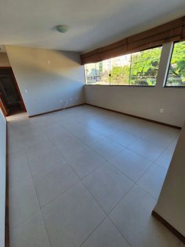 Aluga-se apto de 2 quartos 