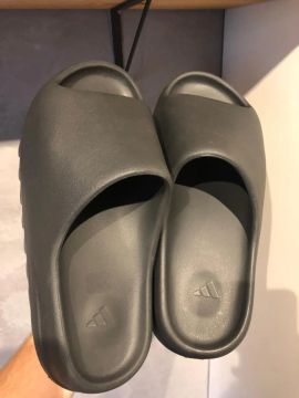 Yeezy slide onyx