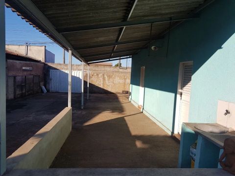 Aluga-se um barracão 