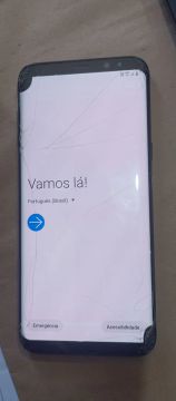 Samsung Galaxy S8+ com tela trincada