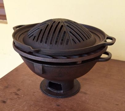 ANTIGA CHURRASQUEIRA/BRASEIRO GENGISKAN EM FERRO FUNDIDO, ANTIGUIDADE, RELÍQUIA.