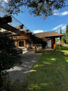 CASA DE QUATRO DORMITÓRIOS, NO BAIRRO VILA SUÍÇA, EM CANELA
