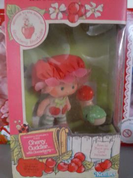 Boneca Moranguinho Cherry Cuddler Cerejinha Kenner