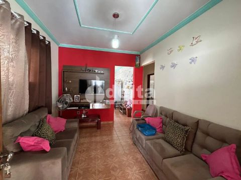 Casa residencial disponível para venda no bairro Santa Mônica em Uberlândia-MG