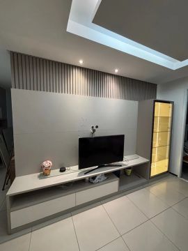 Painel para TV com nicho e prateleira