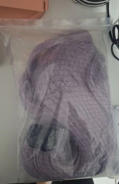 Peruca branca com fundo roxo para cosplay