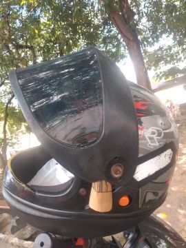 Capacete usado   estofado tá bom por dentro 