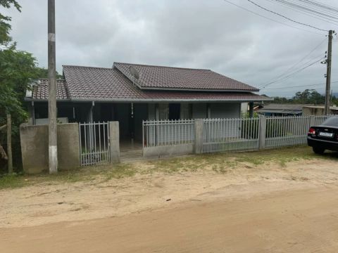 Casa a venda próxima a Lagoa e Praia de Ibiraquera e comércio local