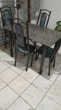 Mesa seminova 4 cadeiras vendo e faço entrega, 