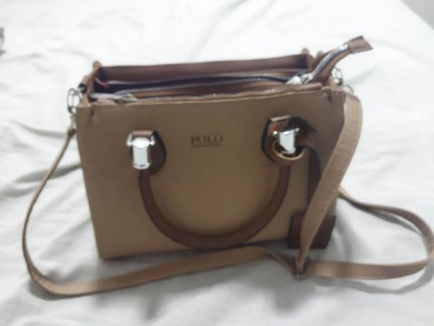 Bolsa média polo bege e caramelo.