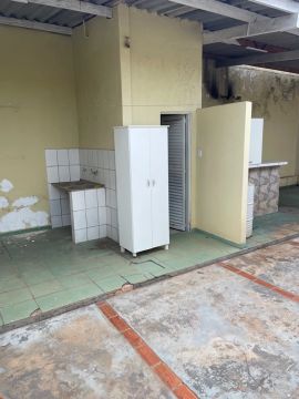 Alugo casa no centro 