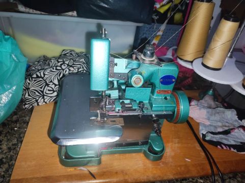 Máquina de Costura Overlock Industrial