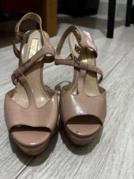 Sandália seminova Elegante oferta 