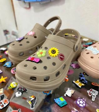 Crocs plataforma nuvem, entrega com taxa 