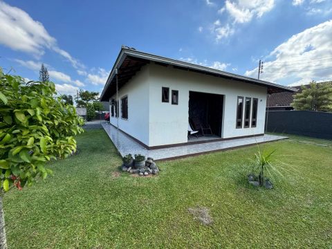 LINDA CASA PLANA DE ESQUINA NO BAIRRO PETRÓPOLIS | ESTUDA APTO DE MENOR VALOR COMO PERMUTA