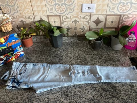 Calça Jeans Masculina Azul Claro Desfiada