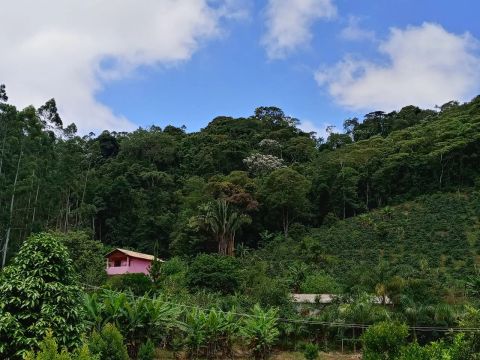 Sítio com 2 casas em meio à natureza em conceicao do castelo