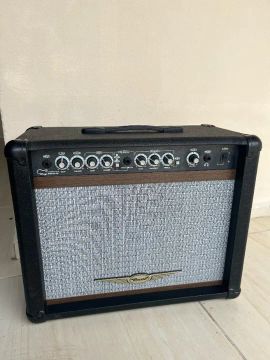 Amplificador de Guitarra Oneal OCG300R, marca que o Cacau Santos utiliza