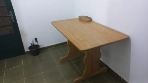 Mesa de madeira cerejeira em ótimo estado