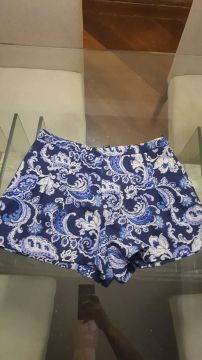 Short estampado azul e branco