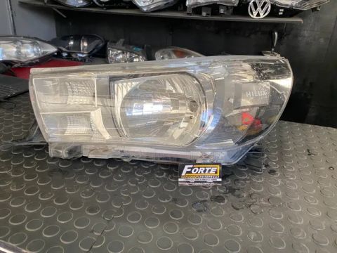 Farol esquerdo Toyota Hillux 2016/2022