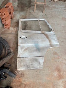 Porta esquerda carona Mercedes 710 ano 2010