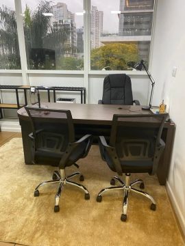 Mesa de escritório contendo mesa e armários  - Ótimo estado!