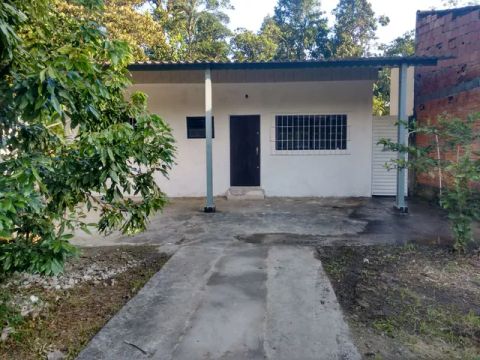 Vendo está casa em peruibe no guarau.