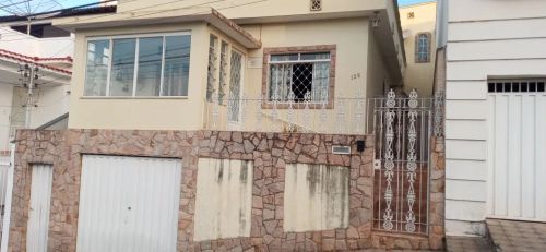 C188 - Casa com quatro dormitórios sendo dois suítes.