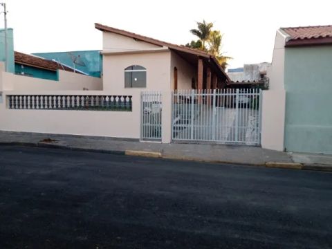 Excelente casa no centro de Guareí