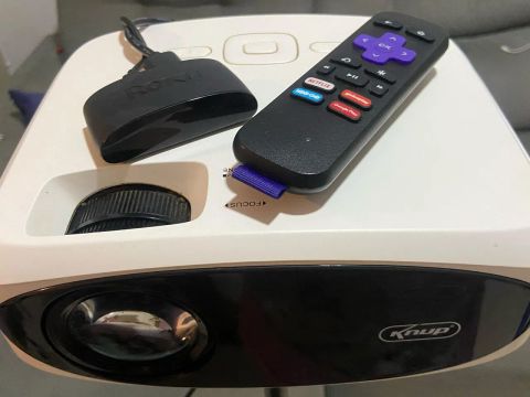 Projetor Knup com entrada para dispositivos com Roku smart tv