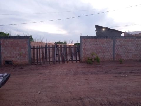 Vende-se casa no João de barro .