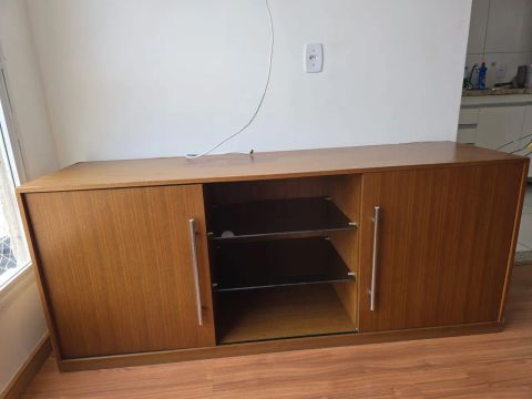 Rack MDF com duas portas e prateleiras de vidro