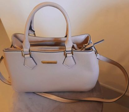 BOLSA DE MAO SANTA LOLLA BEGE COM ALÇA REMOVÍVEL. 