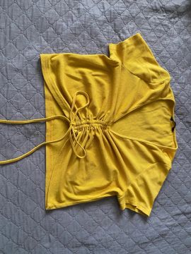 Blusa amarela com ajuste