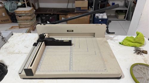 Guilhotina Semi Industrial 45cm SRA3 Ate 400 fls Ademaq (brasileira)