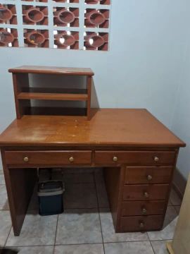 Escrivaninha de madeira em ótimo estado