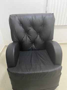 Vendo Poltrona flexível em tecido corino preto, com rodinhas