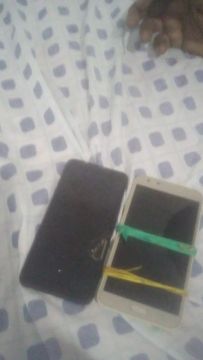 Dois celulares fucionando mas com defeito para retirada de peças 