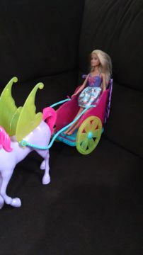 Carruagem da Barbie e uma boneca Barbie.