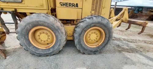 Motoniveladora, marca Caterpillar, modelo 135H, ano 1999