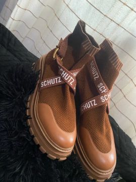 Bota Schutz nova