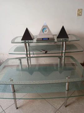 Conjunto com aparador e Mesa de centro de vidro temperado com estrutura de aço