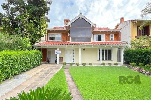 Localizado em um dos bairros mais desejados da Zona Sul de Porto Alegre, este belíssimo im