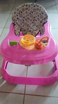 Andador Bebê Rosa com Brinquedos
