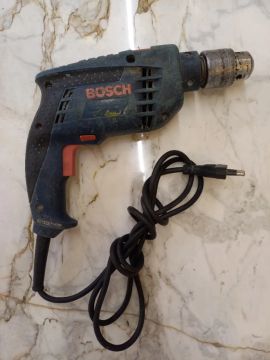Vendo furadeira Bosch GSB 13 re 650 Watts leia a descrição