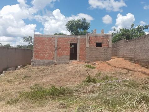 Lote com contrução,murado,água e luz 